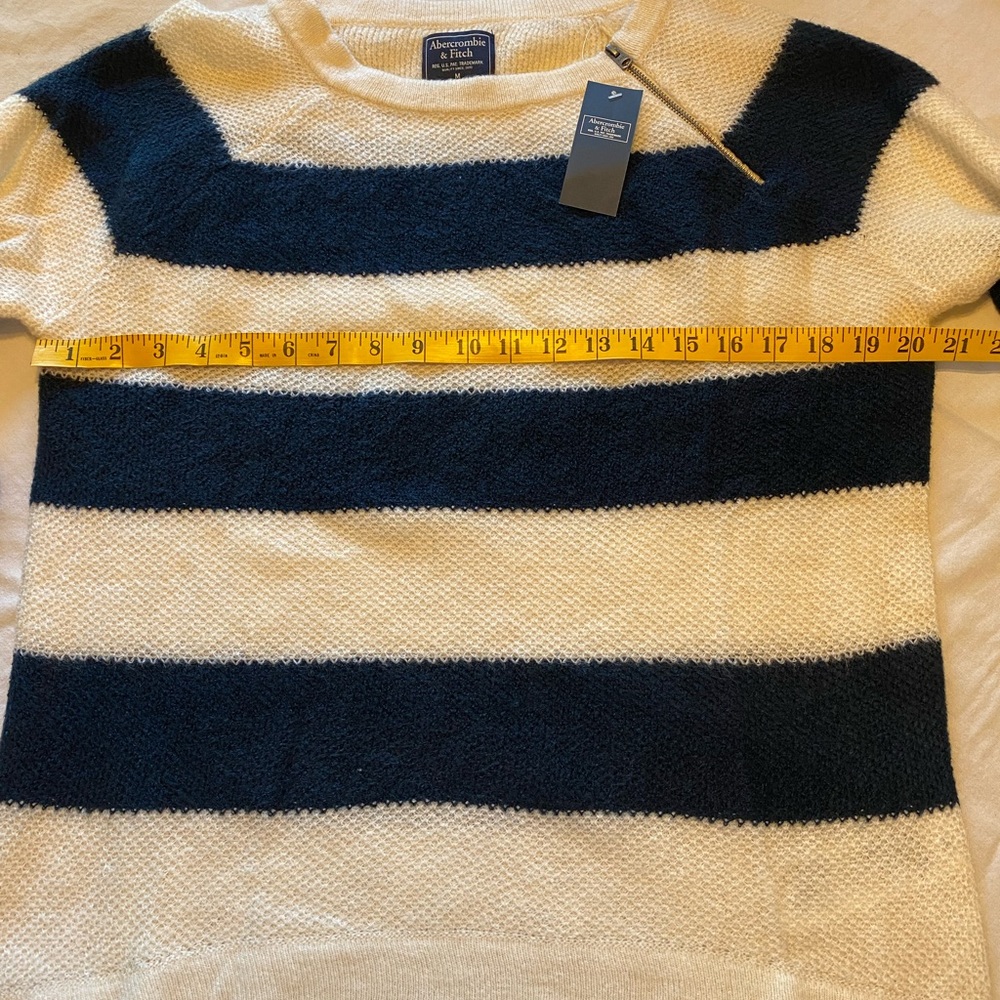 NWT Abercrombie & Fitch navy and white sweater with zipper detail on collar